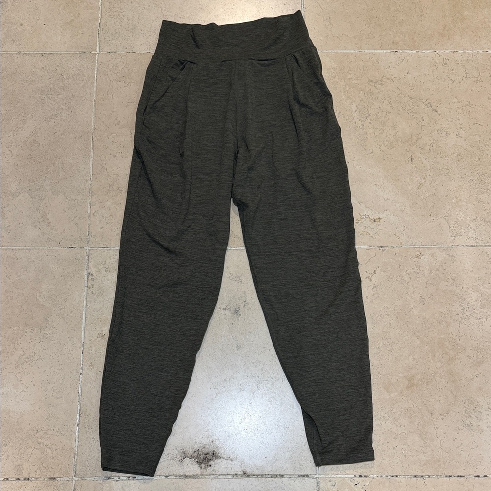 Vuori women’s Lux Harem Charcoal Leggings